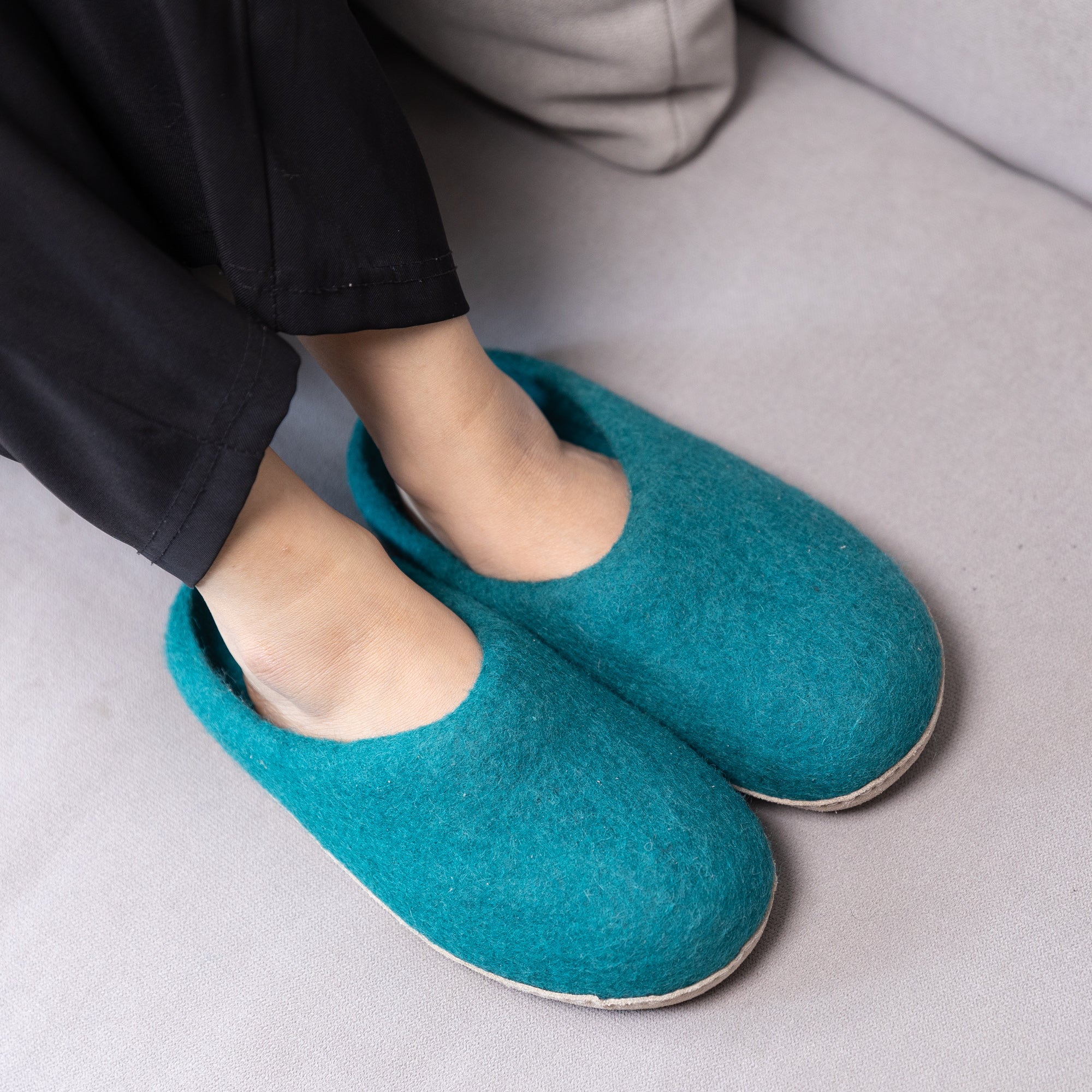 Slippers_KUUMAshoes_colors_saja-645A0257.jpg__PID:45010269-7c86-4d35-b65e-c2a75dcf9a74